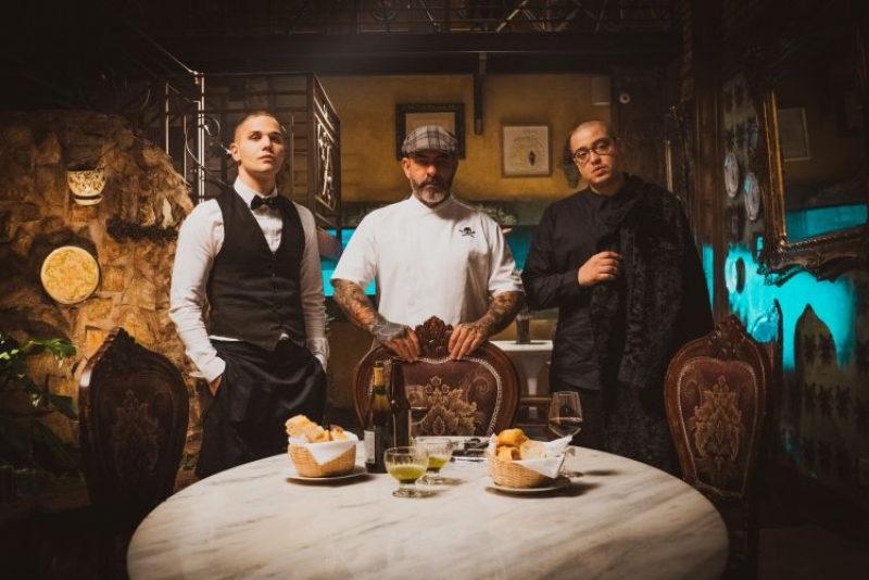  Costa Gold lança clipe de 'Ciclone' com participação especial do chef Henrique Fogaça