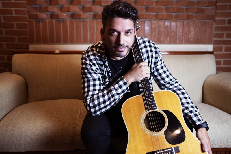 Com compositor de Sandy & Junior, Marc Fernandes fala de amor paternal em single 