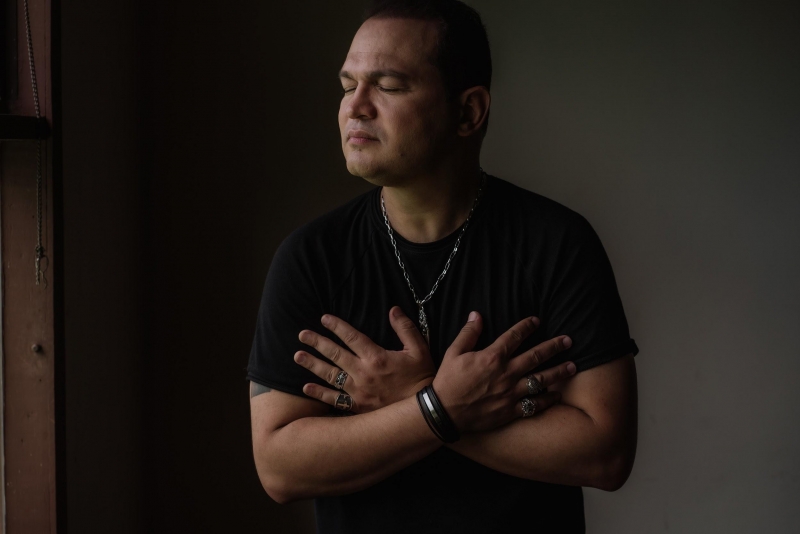 O cantor e compositor Davi Sacer lança clipe da inédita 'Tudo Podes'