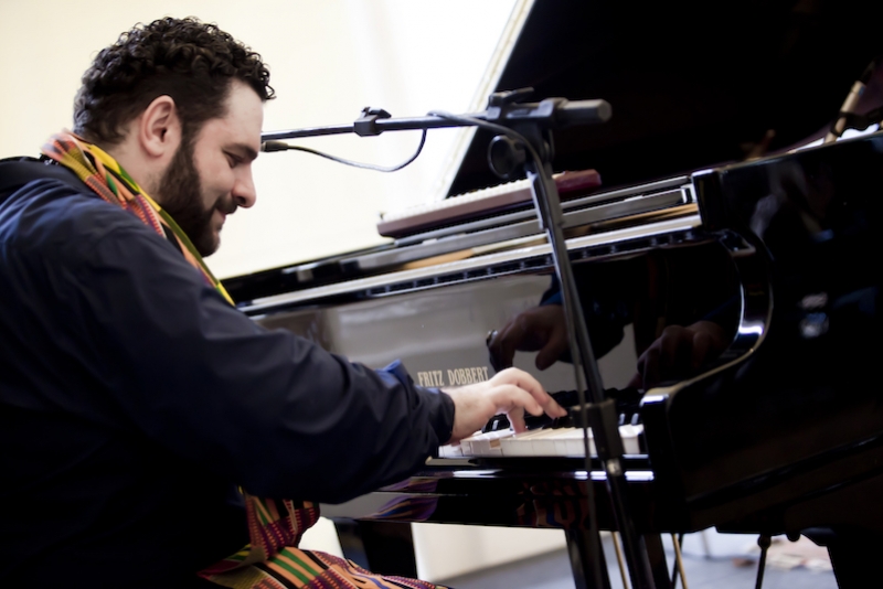 Adriano Grineberg mescla blues e influências africanas em live nesta quinta-feira