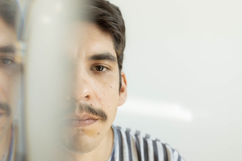Fernando Mascarenhas lança 'Dizperto', seu álbum de estreia 