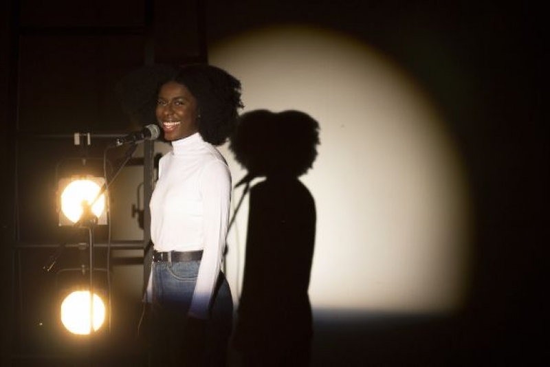 'Ensaio Sobre Ter Voz' é atração deste sábado no Teatro Vivo em Casa