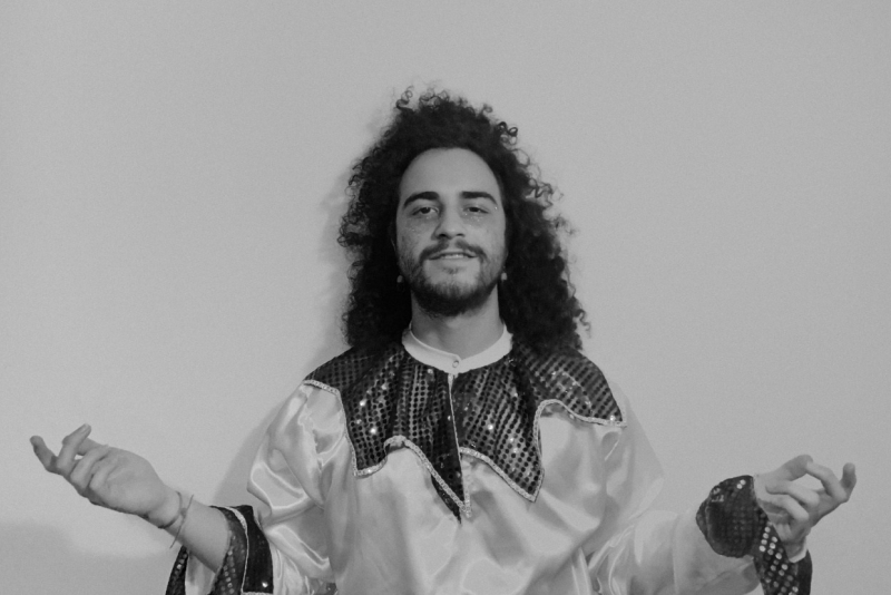 Ymbu lança a versão acústica de 'Melô de Salvador' em um retrato intimista