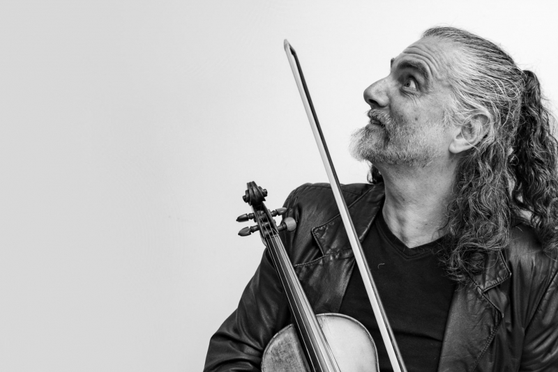 Hique Gomez é a atração do Mistura Fina da próxima quinta-feira