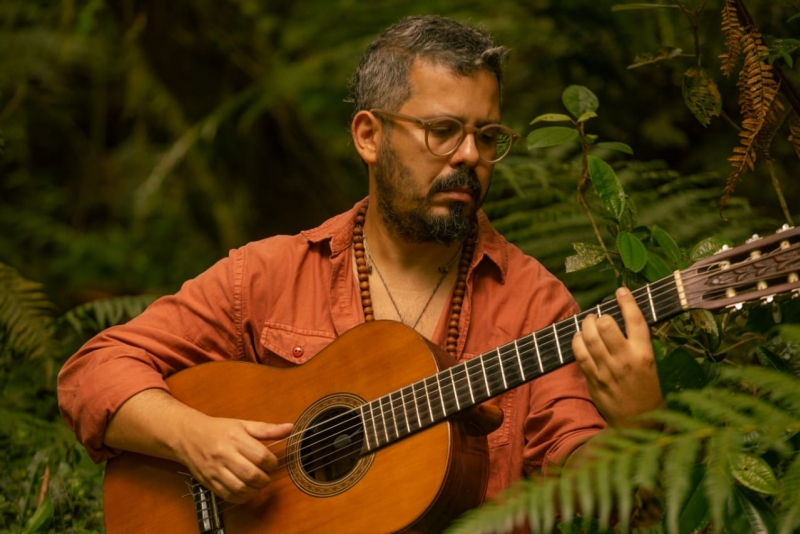 Lucas de Azevedo e Paulinho Fagundes tocam MPB no Farol Santander POA