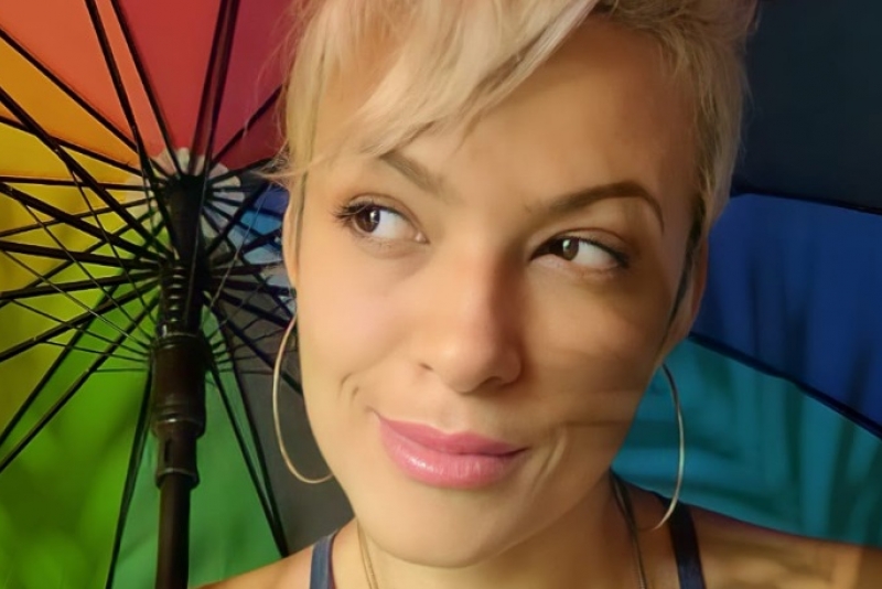 No dia do Orgulho LGBTQIA+, Dani Coimbra defende toda forma de SER em nova faixa 