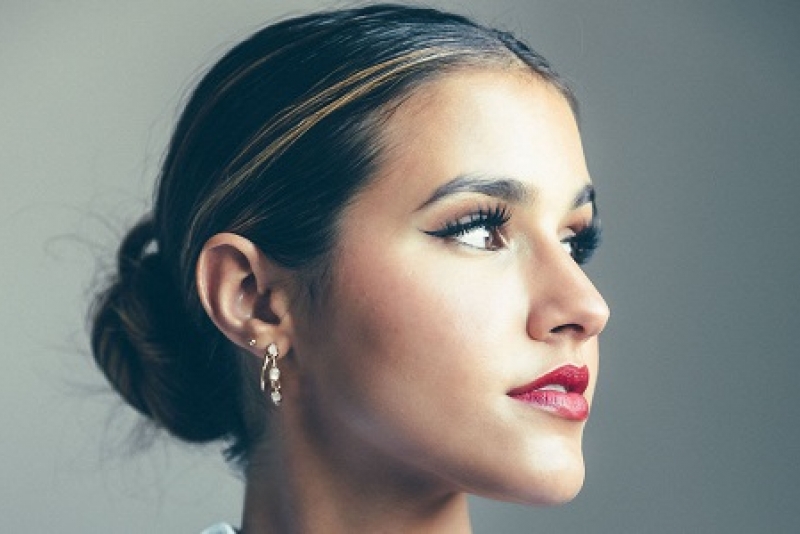 Julia Wheaton mostra versatilidade com o single inédito 'Fall In'