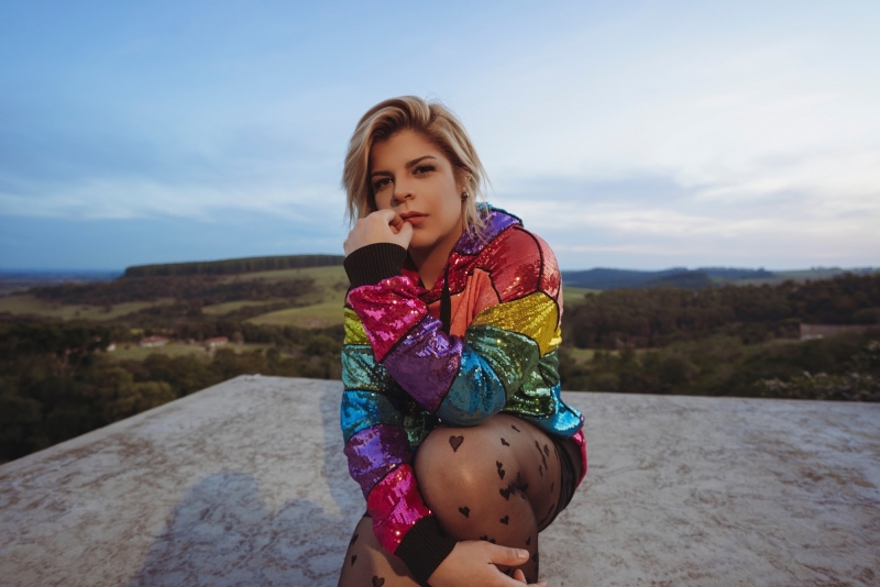 Paula Mattos exalta a diversidade sexual em novo single 'Não Esfriou'
