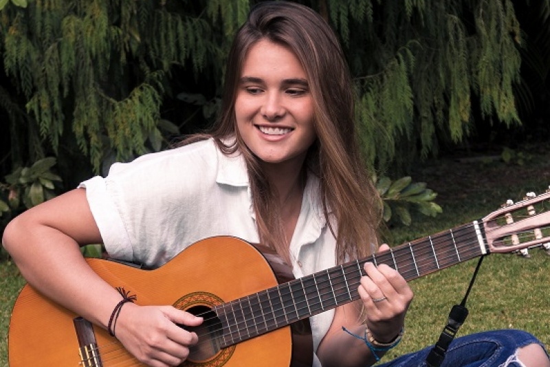 A carioca Chiara Maria lança hoje seu single de estreia 'Viciada em Você'