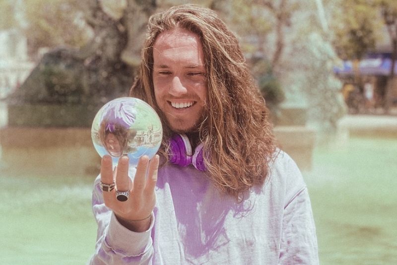 Vitor Kley vive cupido estagiário em seu novo clipe, 'Menina Linda'