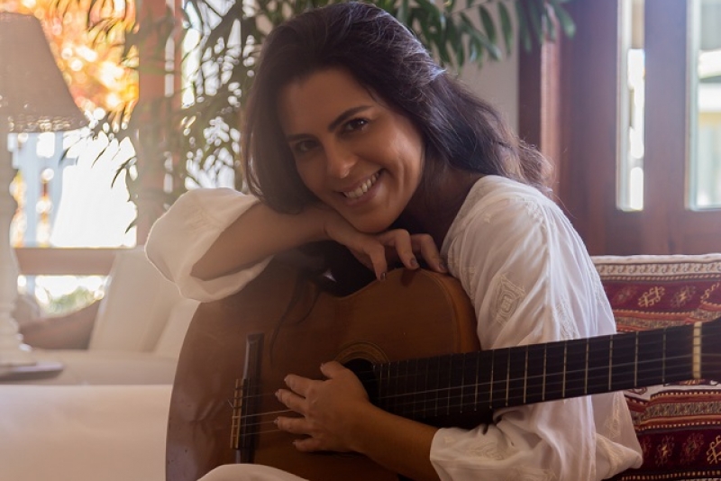 Nanda Garcia lança faixa autoral 'Olha eu te amo', com produção de Alexandre Castilho