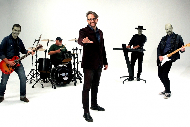 nenhum de nós com o show “Acústico 1 + 2 = 30” em temporada no Theatro São Pedro