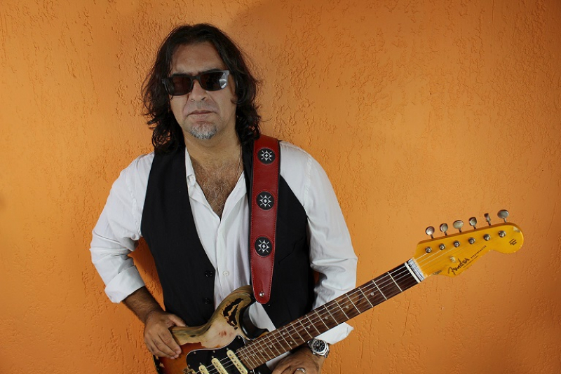 Paulinho Barcellos faz show de lançamento do álbum ''My World'' no Butiá