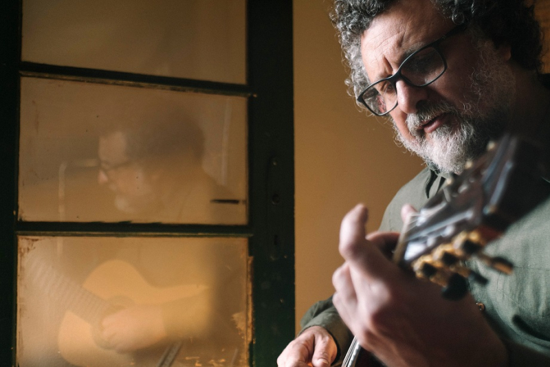 Marcelo Delacroix apresenta Show híbrido no Teatro CHC Santa Casa