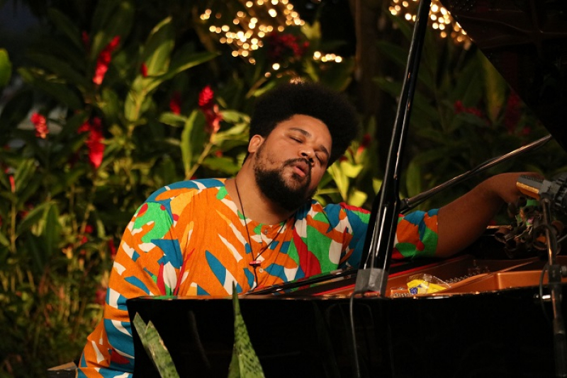 Amaro Freitas estreia live de show gravado   no jardim do clube Manouche no RJ