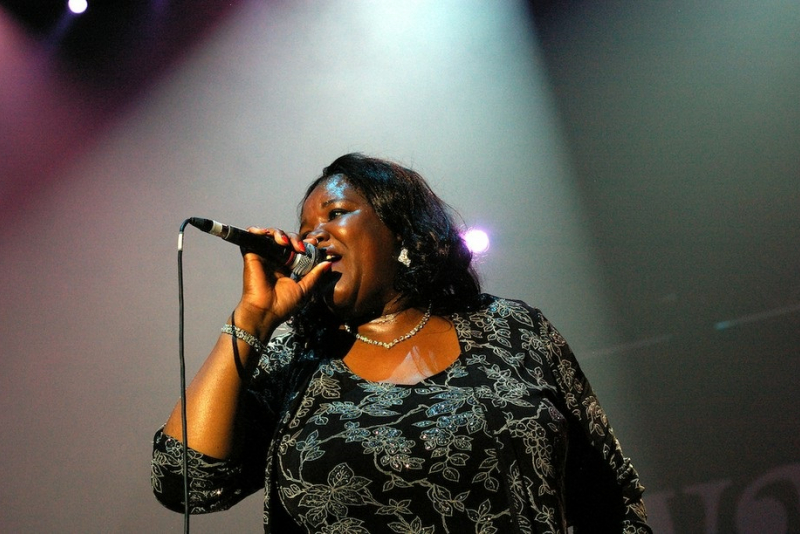 Cantora norte-americana Nora Jean Wallace estreia no país com show no Instituto Ling