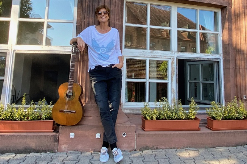 Monica Tomasi aterrissa em Porto Alegre e reúne amigos no Espaço 373