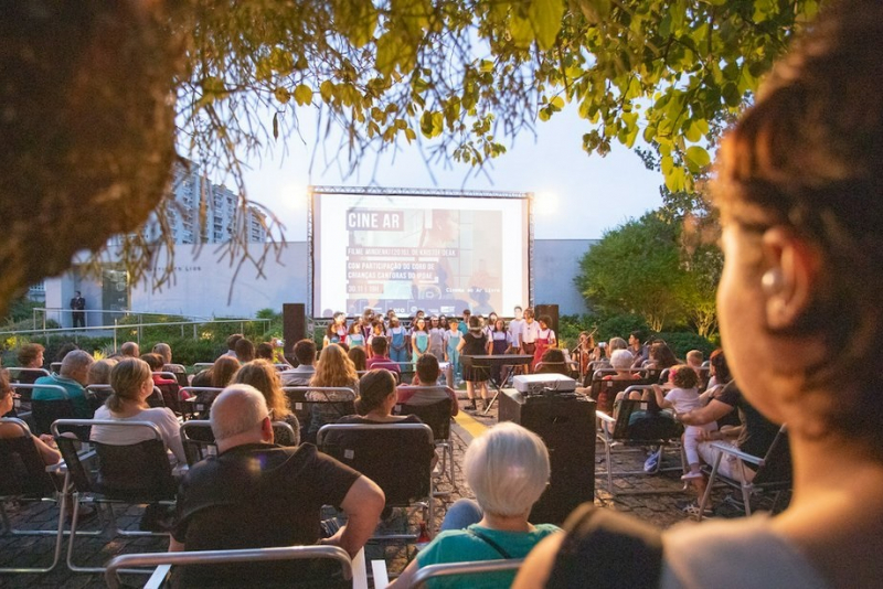 Instituto Ling terá sessão de cinema ao ar livre com live painting neste sábado