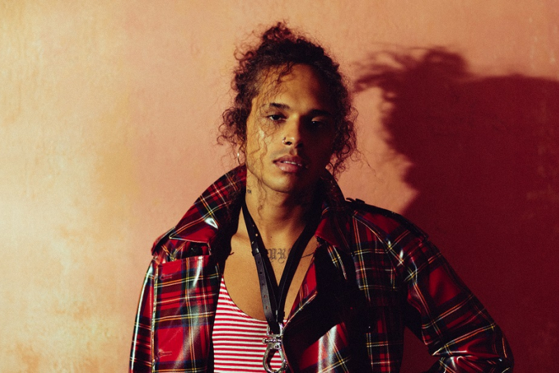 Vitão apresenta show repleto de hits em noite de música e festa no Opinião