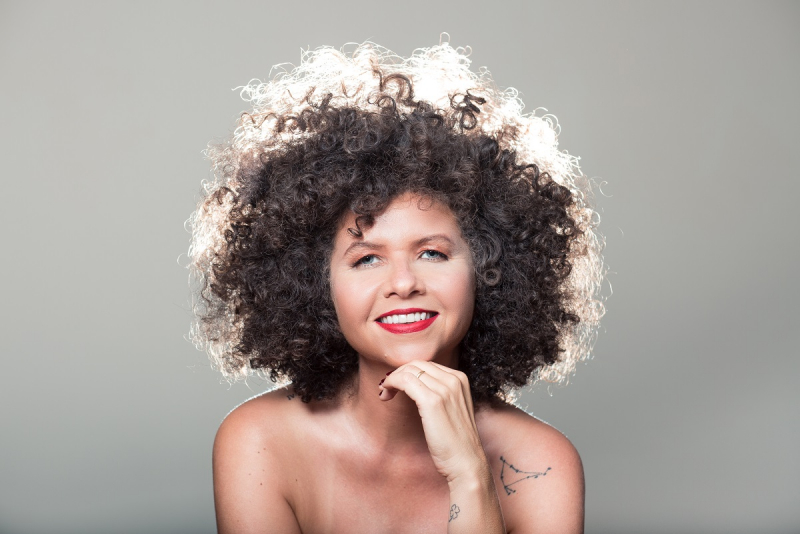 Liah Soares e Roberta Campos lançam clipe de ''Lilases''