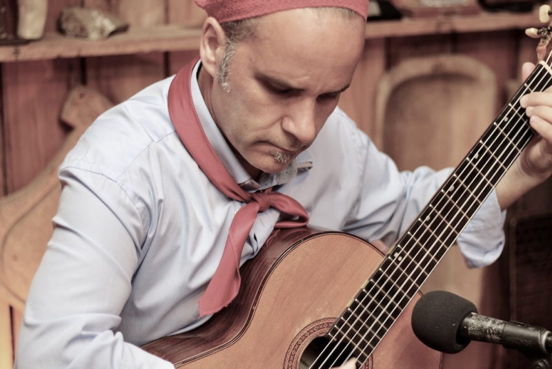Marcello Caminha apresenta o show Violão Gaúcho no Instituto Ling