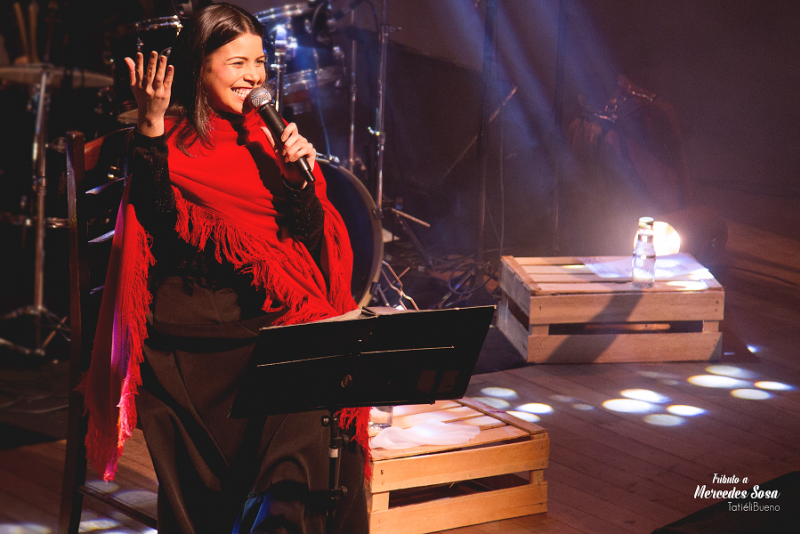 Tatiéli Bueno apresenta o show ''Tributo a Mercedes Sosa'' no Café Fon Fon
