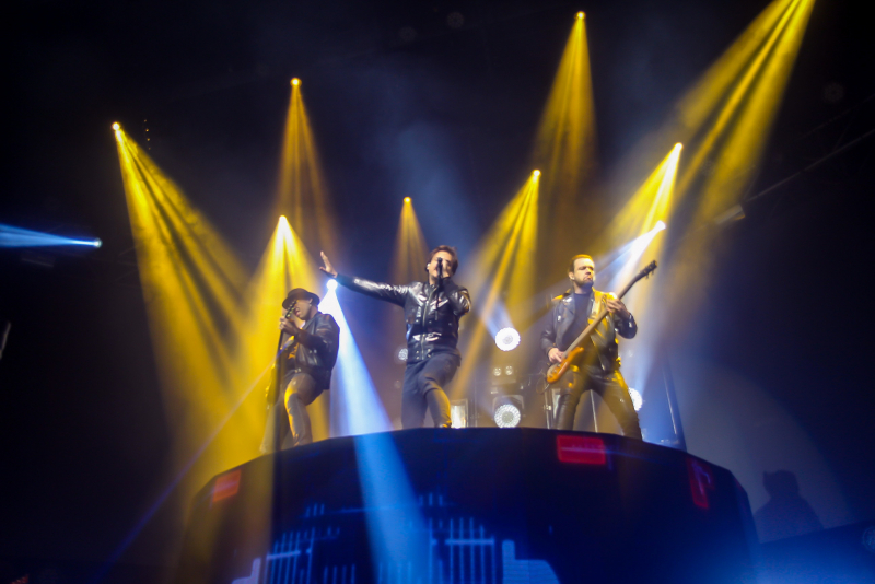 Apresentando clássicos da carreira, KLB faz show nostálgico em Porto Alegre