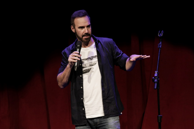 Diogo Portugal retorna a Porto Alegre em setembro com show no Teatro da AMRIGS