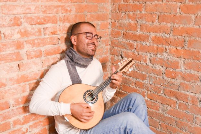 Bandolinista Elias Barboza interpreta Waldir Azevedo em show gratuito do Projeto 10+10