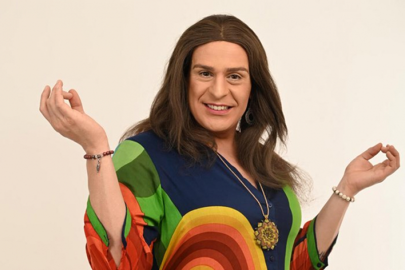 Índio Behn apresenta o espetáculo ''Gratiluz com Dra Rosângela'' no Teatro CIEE