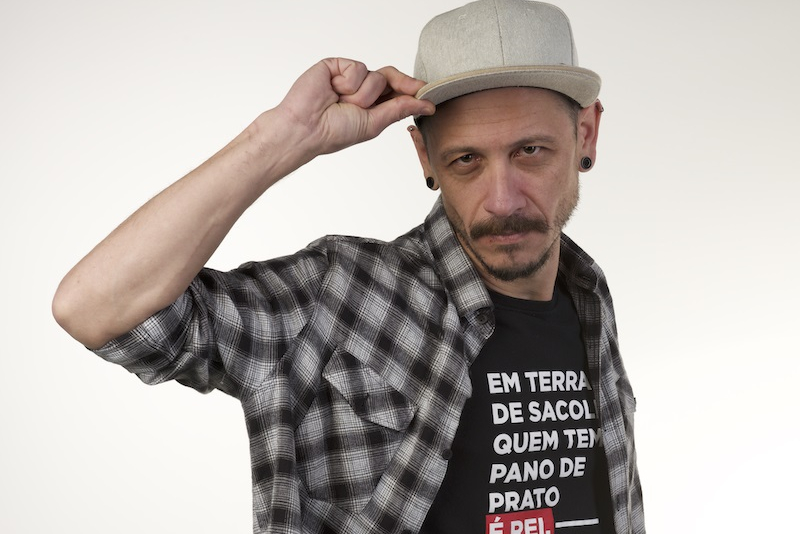 Marcito Castro apresenta espetáculo de humor no Teatro da Amrigs