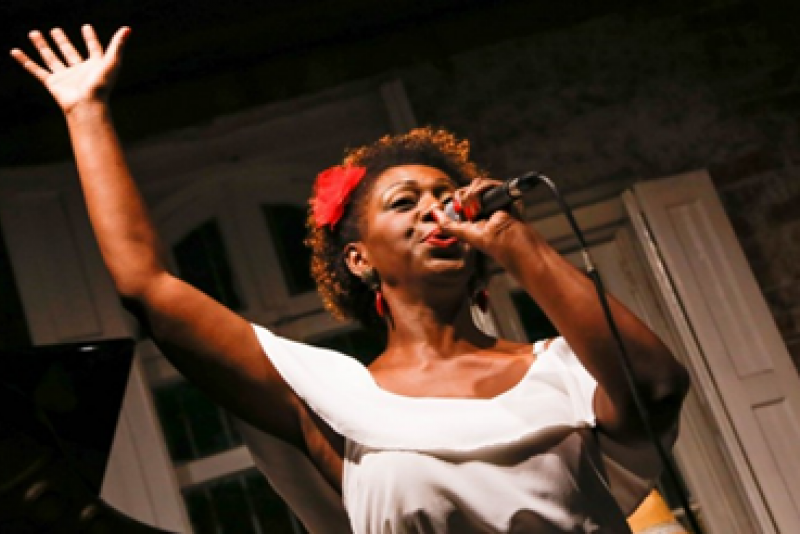 O Musical Évora recebe Glau Barros no show Damas do Samba