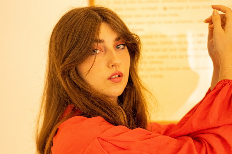 Anna Perin lança seu EP de estreia ''Brasa'', em maio artista se apresenta no Agulha 