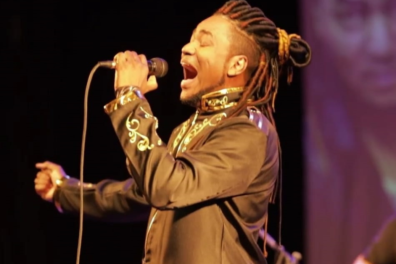 Gil Collares apresenta o show ''Um novo dia ao amanhecer'' nesta sexta no Teatro de Arena 