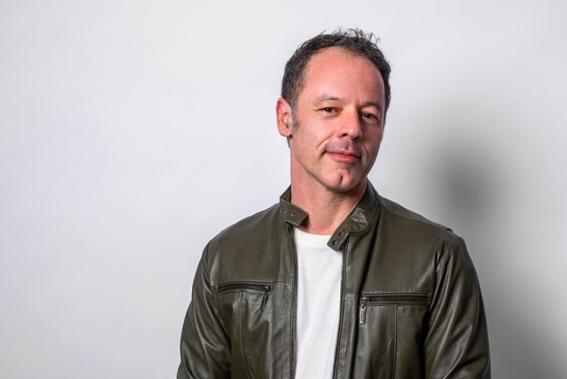 Rodrigo Nassif apresenta o show Todos os Outonos no Teatro Bruno Kiefer da CCMQ