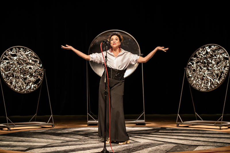 Espetáculo ''Marisa Orth é Bárbara'' chega ao Theatro São Pedro em maio 