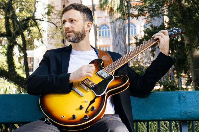 Antonio Flores lança o primeiro álbum da carreira com show nesta sexta no Espaço 373