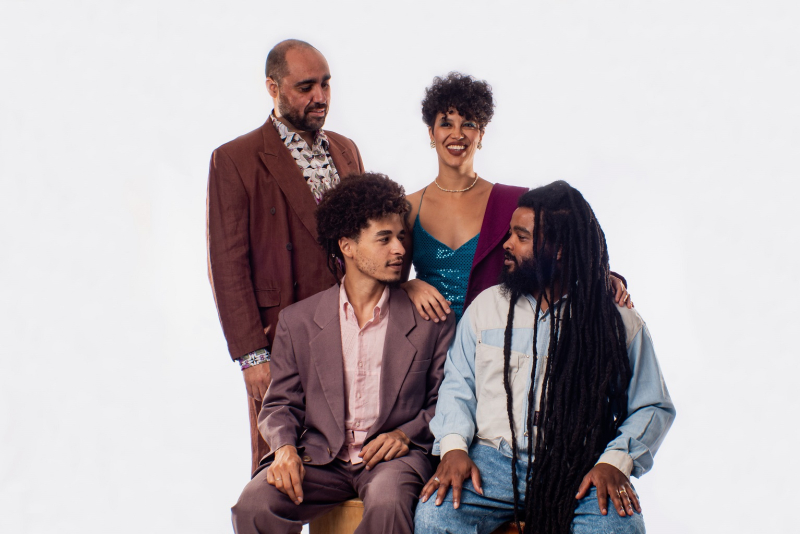 Paola Kirst e Grupo Kiai apresentam músicas do álbum 'Submersos' no Espaço 373