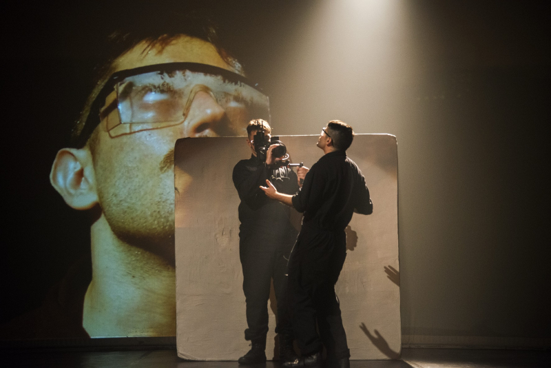 Espetáculo ''Prédios Espelhados Matam Passarinhos'' em cartaz no Teatro Bruno Kiefer