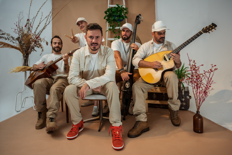 Planta e Raiz apresenta show acústico no palco do Opinião em setembro 