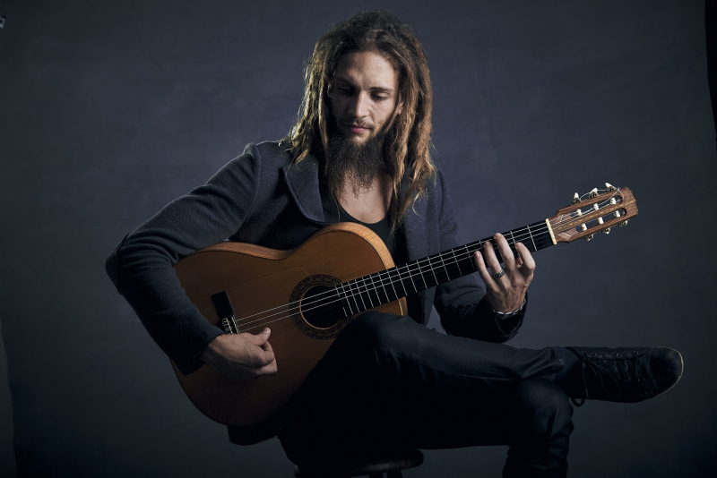 Violonista uruguaio Pablo Vares mostra o violão flamenco no Farol Santander