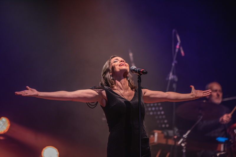Anne Carrere volta ao Brasil em agosto com o show 'Piaf! Non, je ne regrette rien'