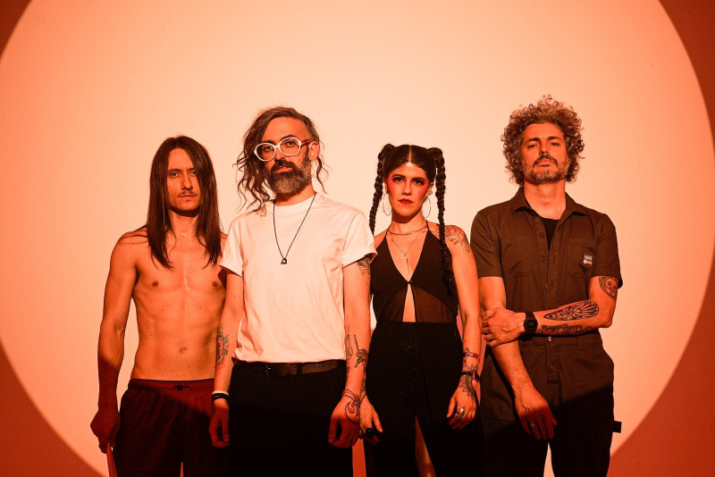 Supercombo retorna ao Opinião neste domingo (25) com a tour do seu novo álbum 