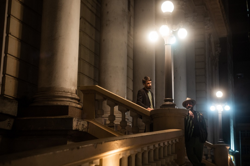 Arthur de Faria e Pedro Longes estreiam Canciones con Drama no Teatro de Arena