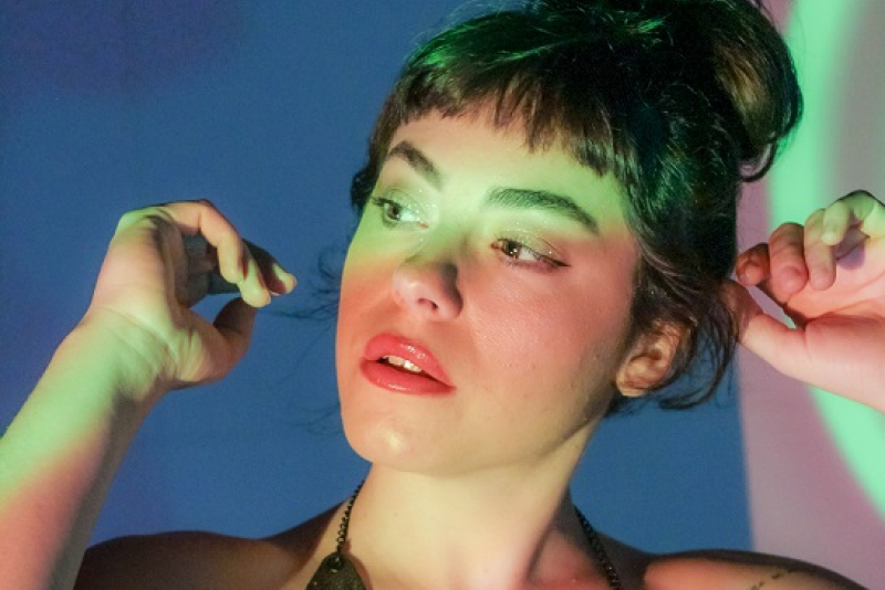 Deborah apresenta um encontro entre Amy Winehouse e Rita Lee no Espaço 373