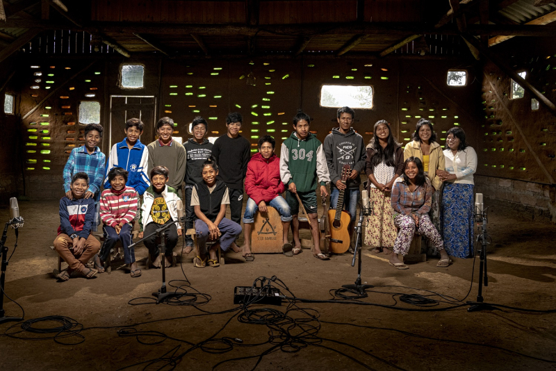 Jovens mbyá-guarani da Retomada Ka'Aguy Porã em espetáculo no Theatro São Pedro