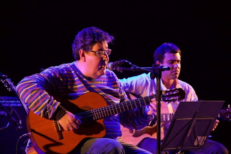 Marco Araujo e Diego Costa, em versão acústica, se apresentam no Café Fon Fon