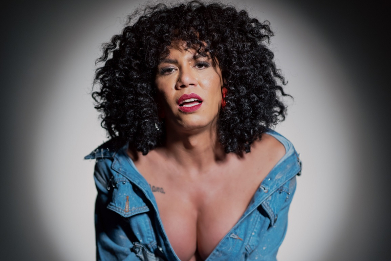 Valéria Barcellos faz estreia nacional na capital do show ''Isso a Tv Não Mostra''