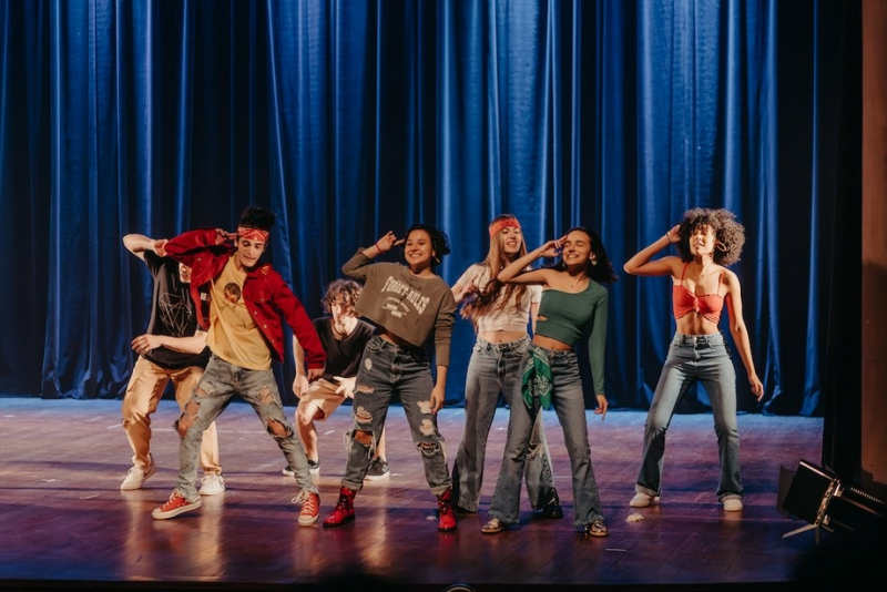 Espetáculo Adolescer reúne temas da vida dos jovens neste domingo (10), no Teatro CIEE