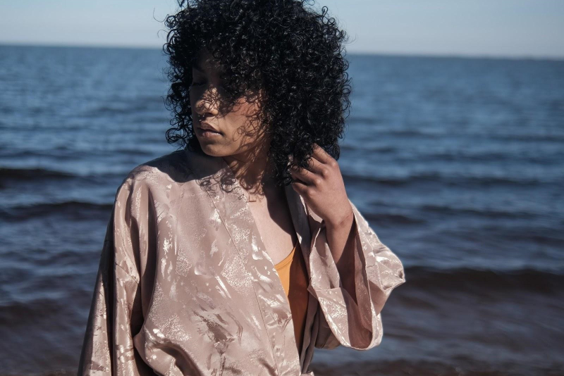 Ianaê Régia apresenta o álbum AFROGLOW em show no Agulha nesta sexta-feira (06)